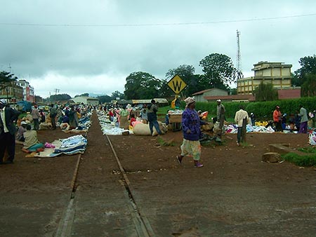 Venta ambulante sobre las vías del tren en Nyeri