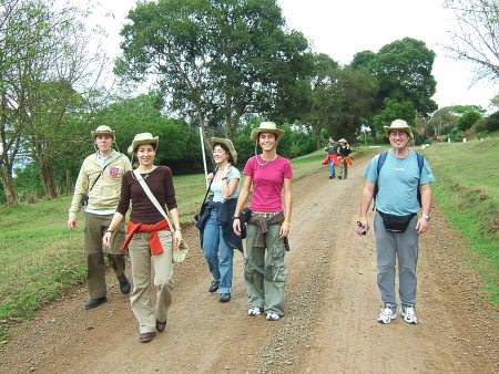 Óscar, Concha, Eli, Raquel, Julio, Carla y Ton de safari a pie