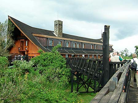 Pasarela de madera que da acceso al hotel The Ark