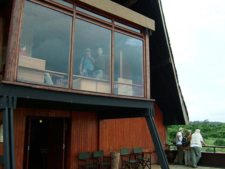 Terrazas del hotel The Ark con vistas a la charca