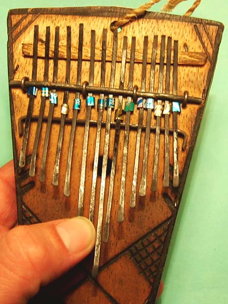 Sanza o piano de mano, instrumento musical típico de Kenia y Tanzania