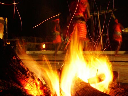 Noche de escenificaciones y danzas africanas en torno al fuego