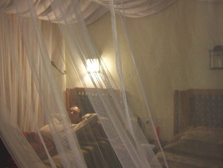 Y ya en el lodge, hora de reponer fuerzas bien protegidos por mosquiteras