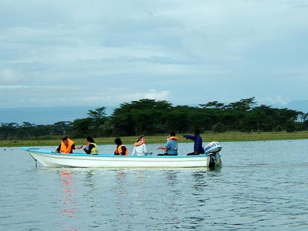 Lancha en el lago Naivasha con la isla que sirvió de escenario para "Memorias de África"