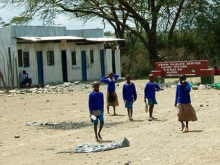 Los niños recorren varios kilómetros a pie para ir al colegio