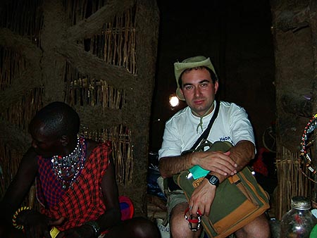 Interior de una choza masai con los pequeños óculos para que entre luz