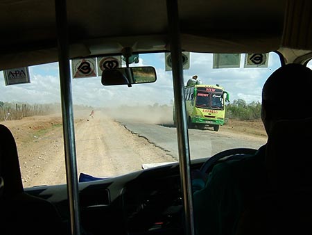 El mal estado de las carreteras provoca que los vehículos y los peatones circulen por fuera de la calzada